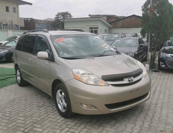 Foreign Used Toyota Sienna XLE for Sale In Lagos