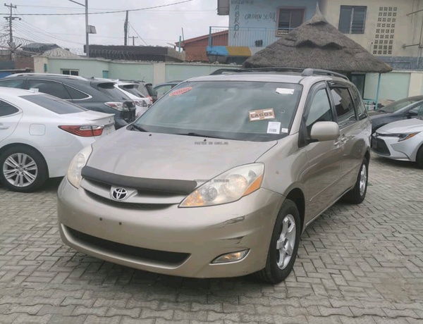 Foreign Used Toyota Sienna XLE for Sale In Lagos