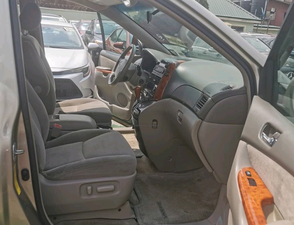 Foreign Used Toyota Sienna XLE for Sale In Lagos