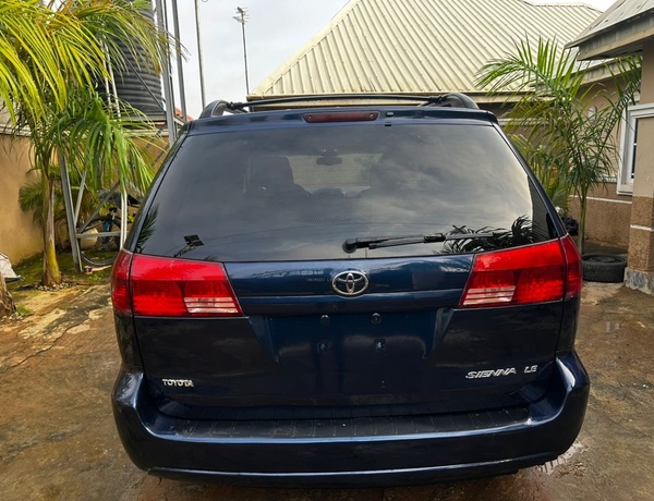 2005 TOYOTA SIENNA FOR SALE IN ABUJA