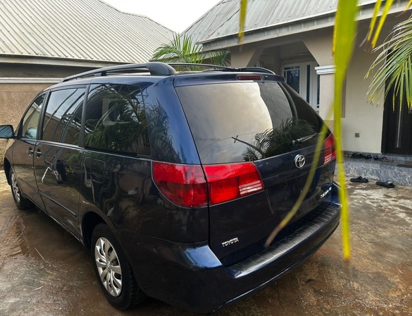 2005 TOYOTA SIENNA FOR SALE IN ABUJA