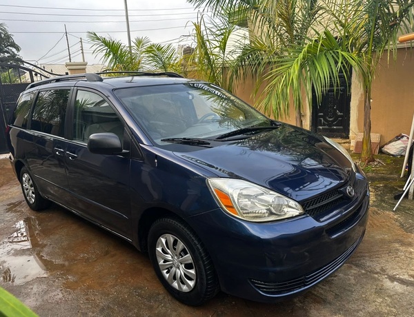 2005 TOYOTA SIENNA FOR SALE IN ABUJA