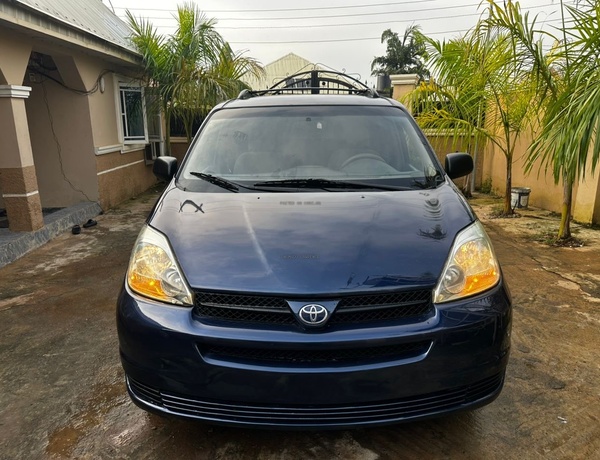2005 TOYOTA SIENNA FOR SALE IN ABUJA