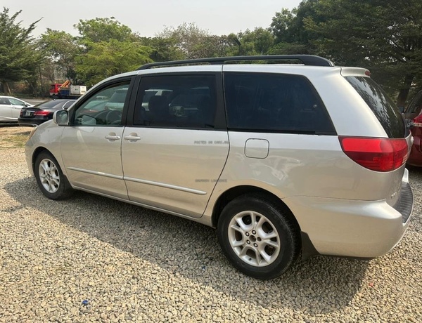 2005 TOYOTA SIENNA XLE FOR SALE IN ABUJA