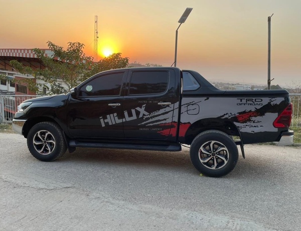 2012 TOYOTA HILUX MANUAL TRANSMISSION IN ABUJA