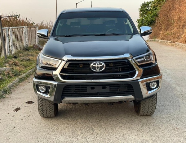 2012 TOYOTA HILUX MANUAL TRANSMISSION IN ABUJA
