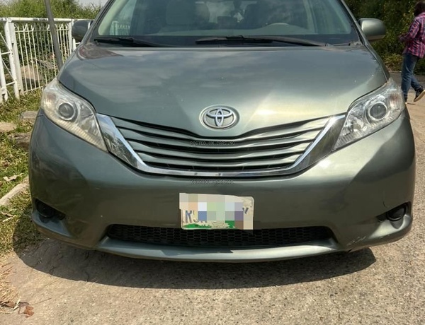 2012 TOYOTA SIENNA FOR SALE  IN ABUJA