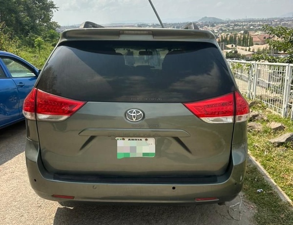 2012 TOYOTA SIENNA FOR SALE  IN ABUJA