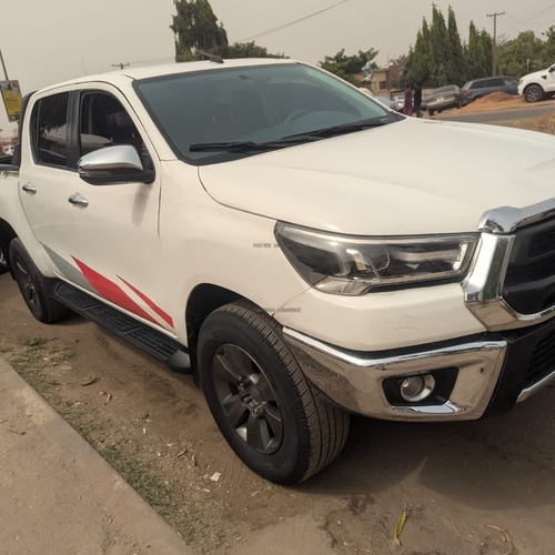 2018 TOYOTA HILUX MANUAL DRIVE FOR SALE IN ABUJA