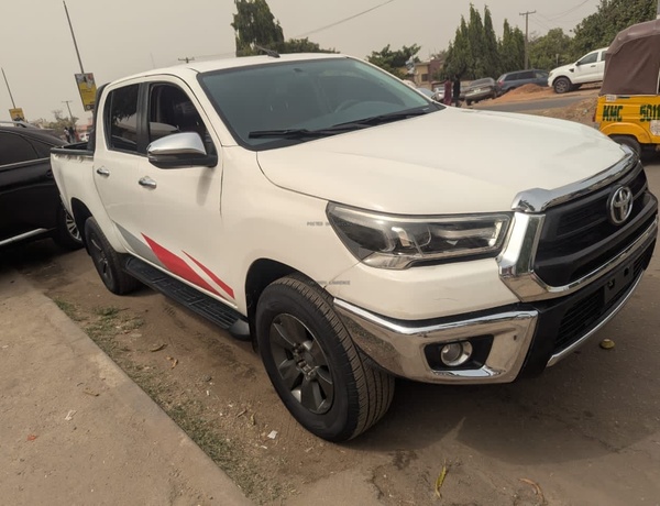 2018 TOYOTA HILUX MANUAL DRIVE FOR SALE IN ABUJA