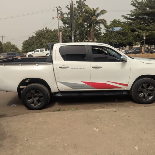 2018 TOYOTA HILUX MANUAL DRIVE FOR SALE IN ABUJA
