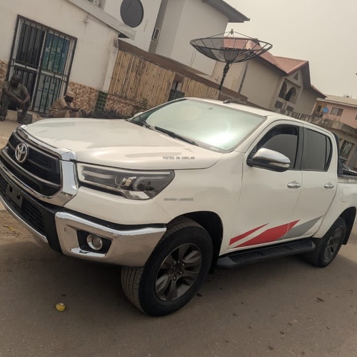 2018 TOYOTA HILUX MANUAL DRIVE FOR SALE IN ABUJA