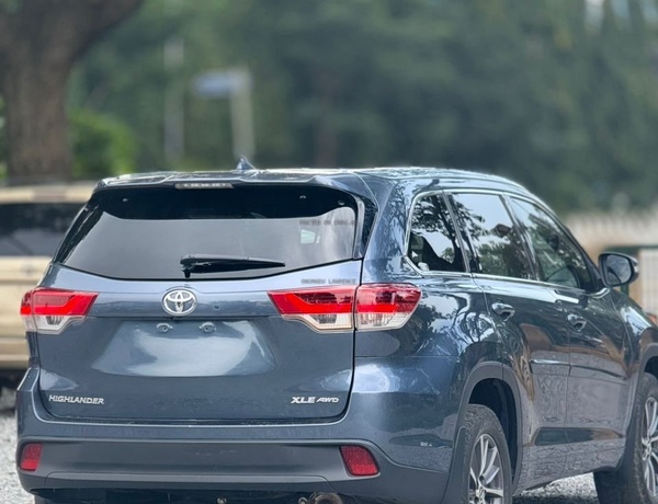 2019 HIGHLANDER XLE FOR SALE IN ABUJA