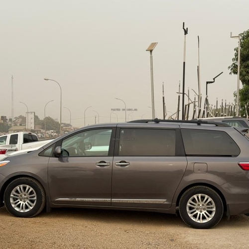 FOREIGN USED 2016 TOYOTA SIENNA XLE FOR SALE IN ABUJA