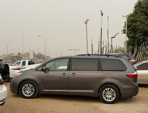 FOREIGN USED 2016 TOYOTA SIENNA XLE FOR SALE IN ABUJA
