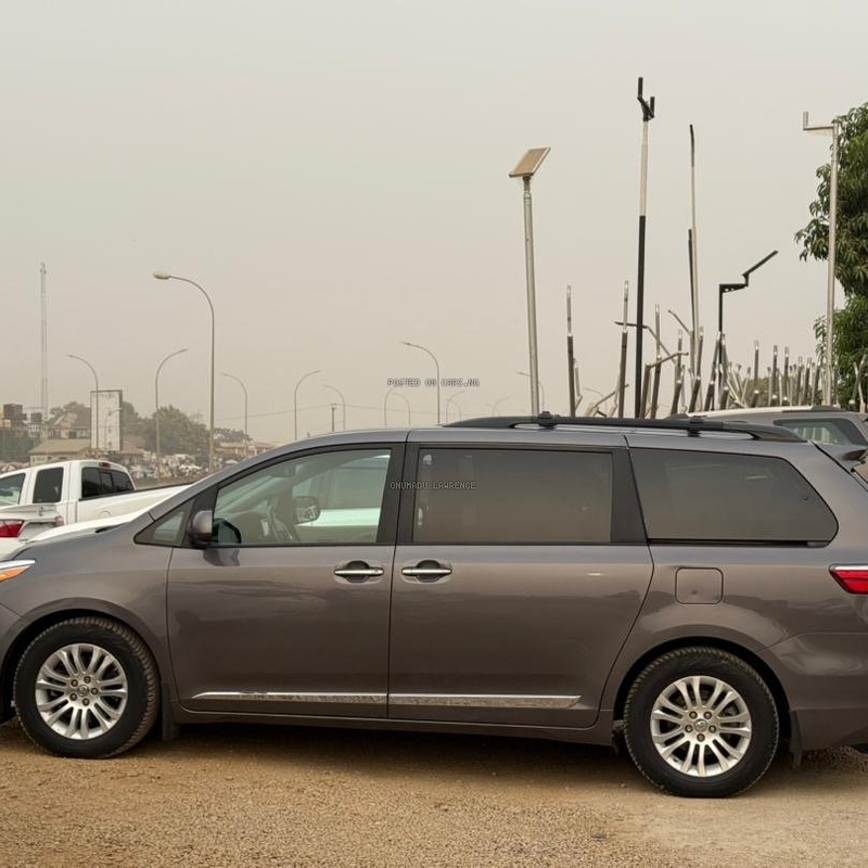 FOREIGN USED 2016 TOYOTA SIENNA XLE FOR SALE IN ABUJA image