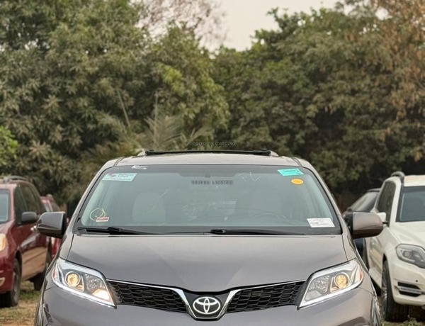 FOREIGN USED 2016 TOYOTA SIENNA XLE FOR SALE IN ABUJA