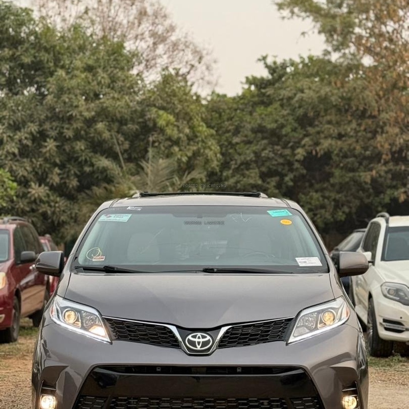 FOREIGN USED 2016 TOYOTA SIENNA XLE FOR SALE IN ABUJA image