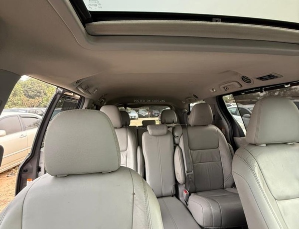 FOREIGN USED 2016 TOYOTA SIENNA XLE FOR SALE IN ABUJA