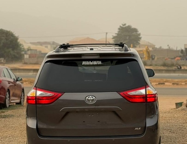 FOREIGN USED 2016 TOYOTA SIENNA XLE FOR SALE IN ABUJA