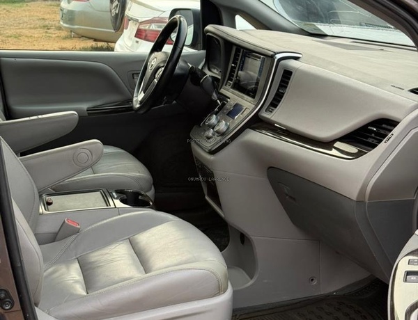 FOREIGN USED 2016 TOYOTA SIENNA XLE FOR SALE IN ABUJA