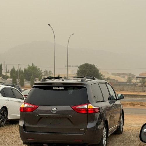 FOREIGN USED 2016 TOYOTA SIENNA XLE FOR SALE IN ABUJA