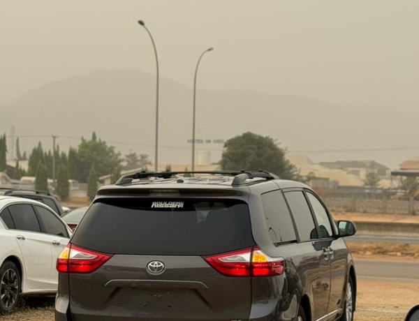 FOREIGN USED 2016 TOYOTA SIENNA XLE FOR SALE IN ABUJA
