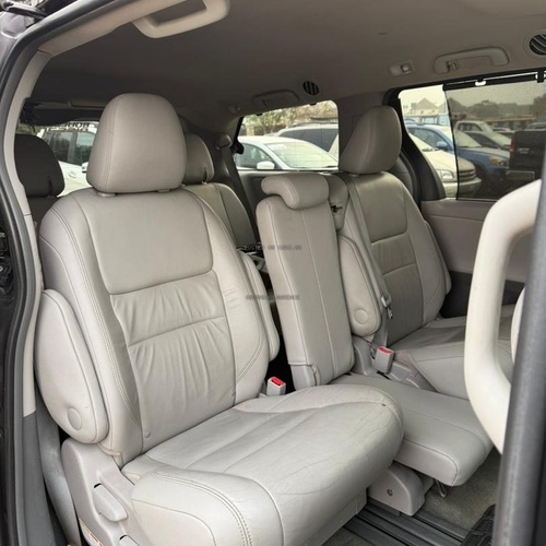 FOREIGN USED 2016 TOYOTA SIENNA XLE FOR SALE IN ABUJA