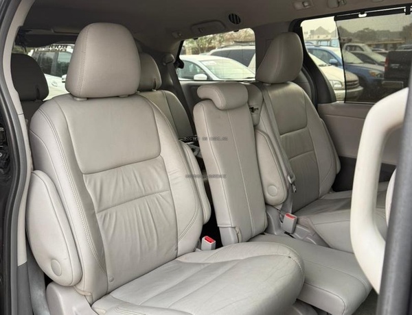 FOREIGN USED 2016 TOYOTA SIENNA XLE FOR SALE IN ABUJA