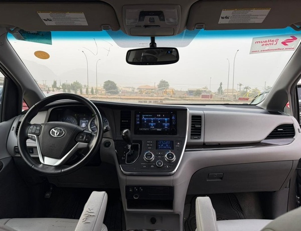 FOREIGN USED 2016 TOYOTA SIENNA XLE FOR SALE IN ABUJA