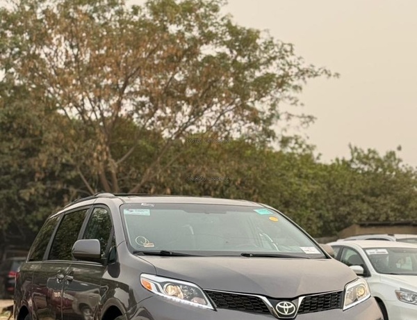 FOREIGN USED 2016 TOYOTA SIENNA XLE FOR SALE IN ABUJA