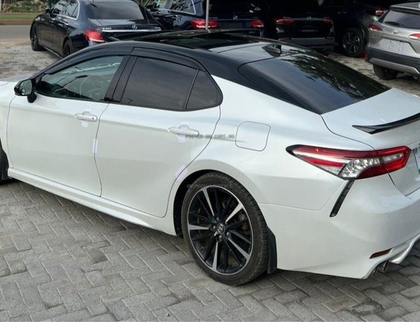 FOREIGN USED 2018 TOYOTA CAMRY XSE FOR SALE IN ABUJA