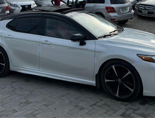 FOREIGN USED 2018 TOYOTA CAMRY XSE FOR SALE IN ABUJA