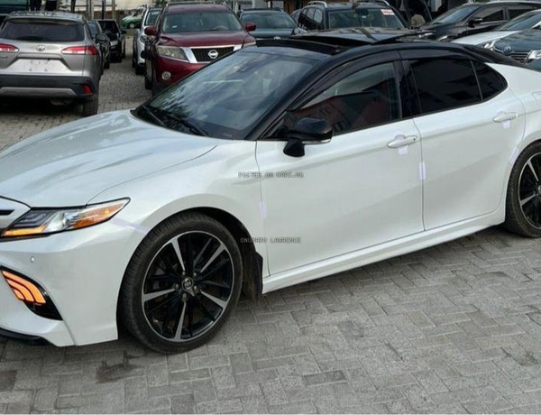 FOREIGN USED 2018 TOYOTA CAMRY XSE FOR SALE IN ABUJA