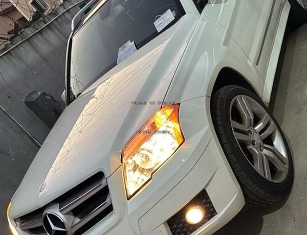 Foreign Used Mercedes Benz GLK350 2012 model for Sale In Ajao estate Lagos