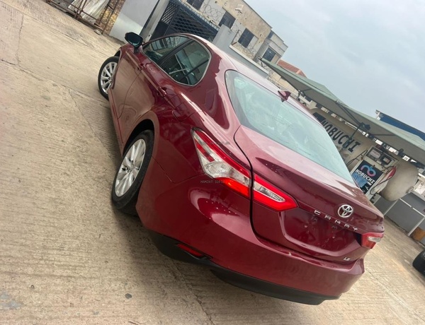 2020 Toyota Camry LE for Sale In Ibadan Oyo State