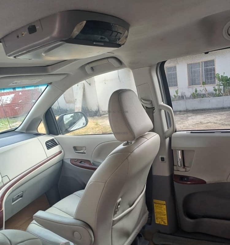Foreign Used Toyota Sienna 2015 for Sale In Abuja image