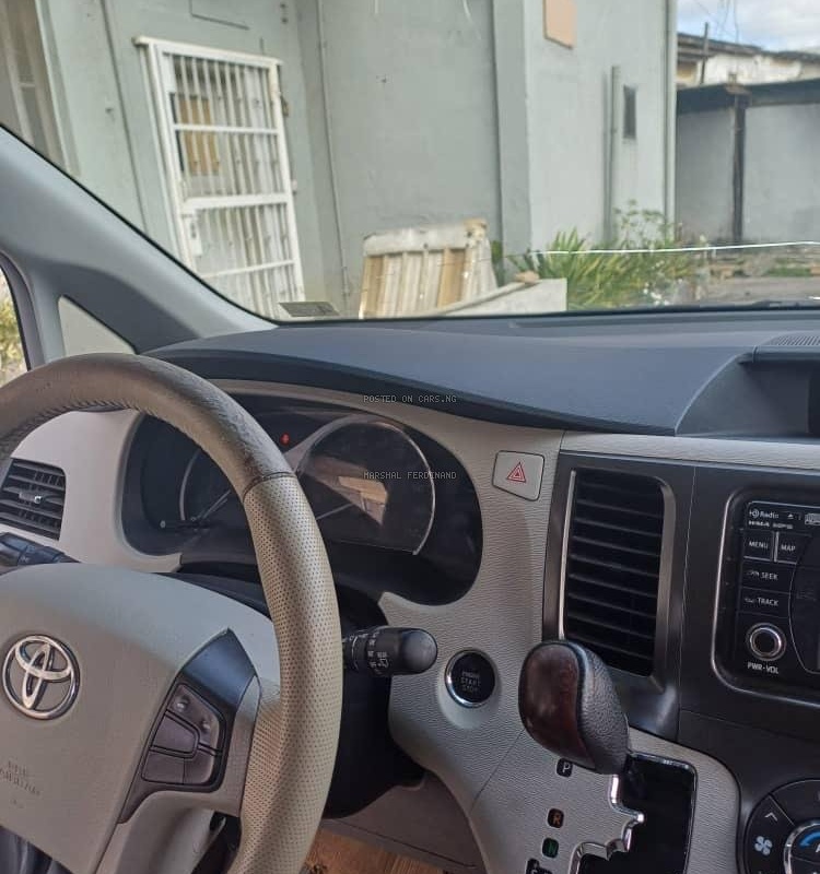 Foreign Used Toyota Sienna 2015 for Sale In Abuja image