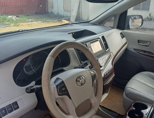 Foreign Used Toyota Sienna 2015 for Sale In Abuja