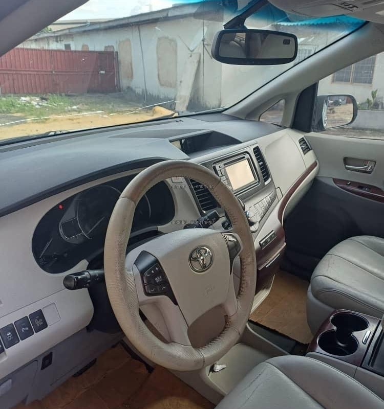 Foreign Used Toyota Sienna 2015 for Sale In Abuja image