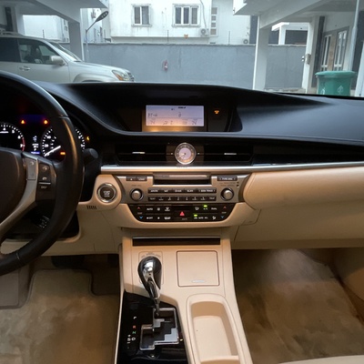 Foreign Used Lexus Es350 2014 (white) for Sale In Lagos