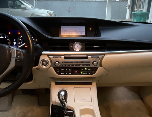 Foreign Used Lexus Es350 2014 (white) for Sale In Lagos