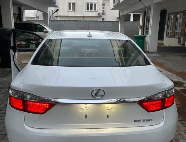 Foreign Used Lexus Es350 2014 (white) for Sale In Lagos