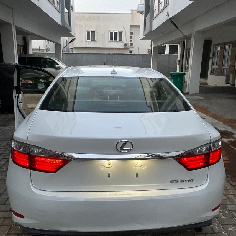 Foreign Used Lexus Es350 2014 (white) for Sale In Lagos image