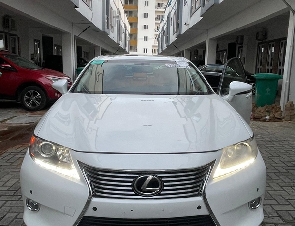 Foreign Used Lexus Es350 2014 (white) for Sale In Lagos