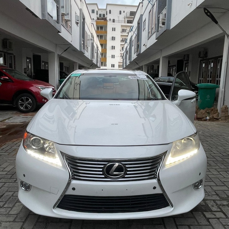Foreign Used Lexus Es350 2014 (white) for Sale In Lagos image