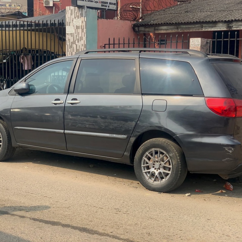 2006 Toyota Sienna for Sale In Lagos image