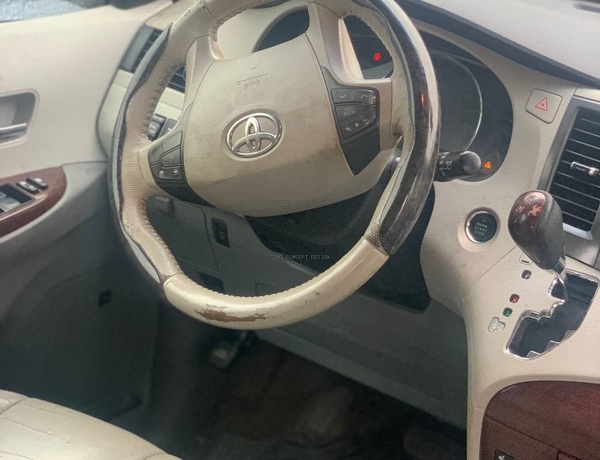 Foreign Used 2015 Toyota Sienna XLE for Sale In Lagos
