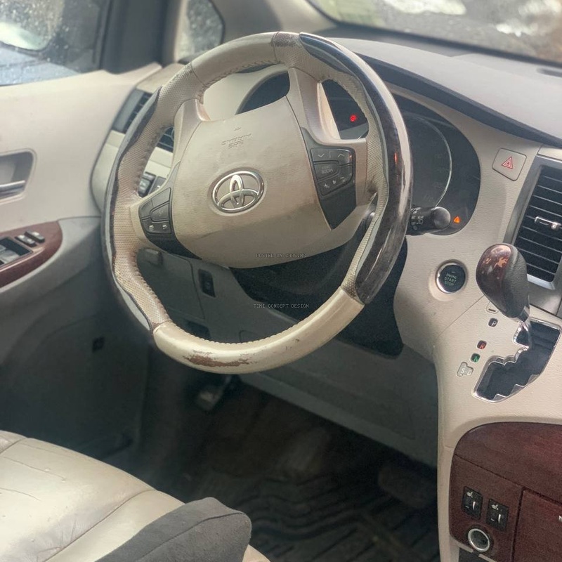 Foreign Used 2015 Toyota Sienna XLE for Sale In Lagos image