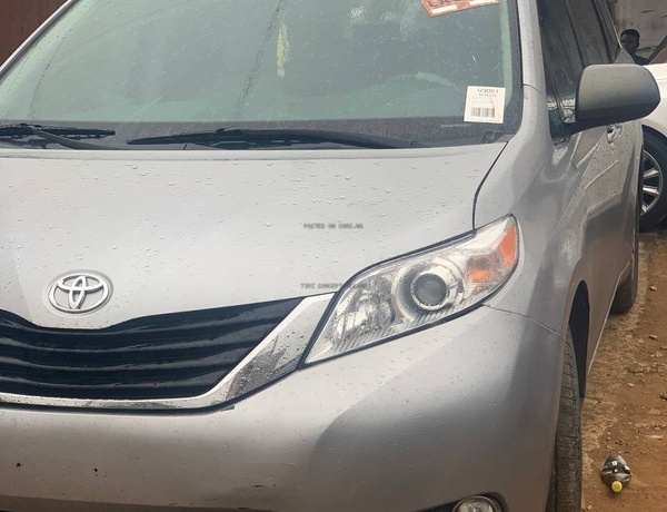 Foreign Used 2015 Toyota Sienna XLE for Sale In Lagos